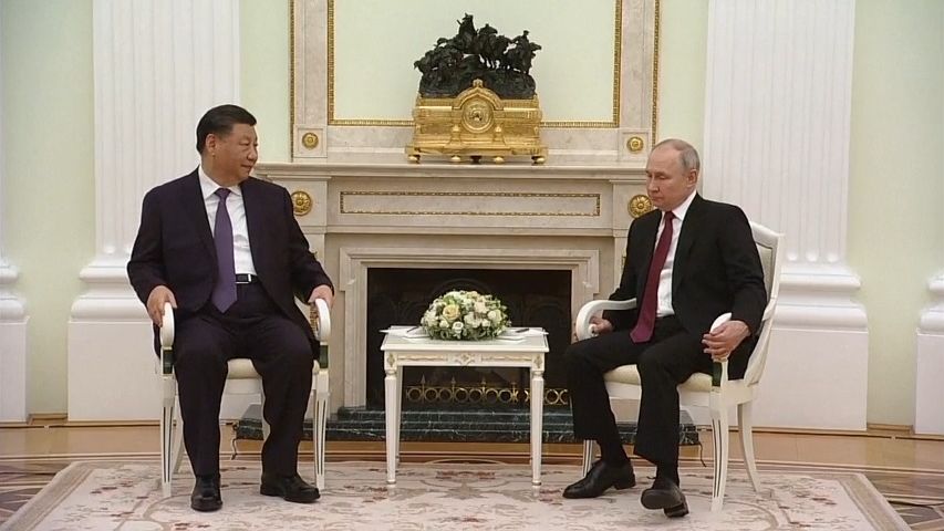 Putinovy neklidné nohy. Záběry s čínským prezidentem živí spekulace o nemoci